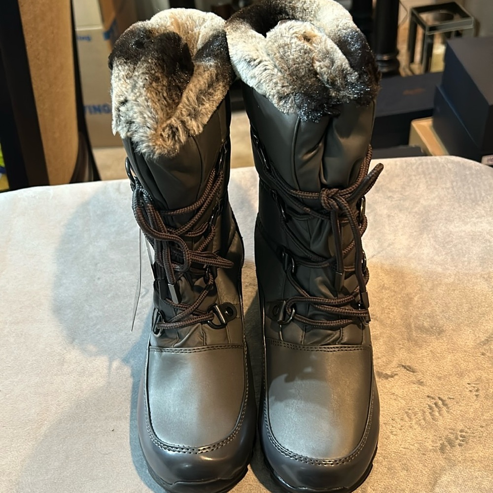 Women Weatherproof boots size 10 wide